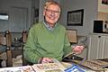 Sammler Dietmar Feist (78) beim Sortieren der ihm überlassenen Briefmarkenbestände       -  Sammler Dietmar Feist (78) beim Sortieren der ihm überlassenen Briefmarkenbestände