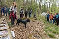 Bei einem Waldspaziergang in Gräfendorf verwies Katja Sander vom AELF Karlstadt darauf, wie wichtig Totholz für die Artenvielfalt im Wald ist.