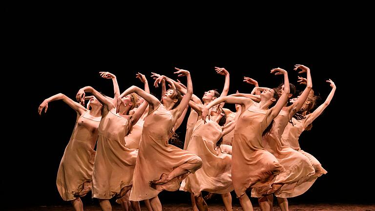 Ballettfestwoche startet in München       -  Mit dem Dreiteiler &bdquo;Wings of Memory&rdquo; tanzt das Bayerische Staatsballett in die Ballettfestwoche.