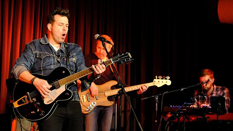 The man on the guitar: Markus Rill (links) und seine Band beglückten ihr Publikum im Bildhäuser Hof in Bad Neustadt.