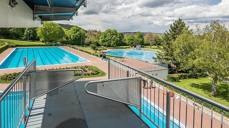 Frühmorgens schwimmt hier keiner mehr: Das Würzburger Dallenbergbad bietet kein Frühschwimmen mehr an, weil Fachkräfte fehlen.