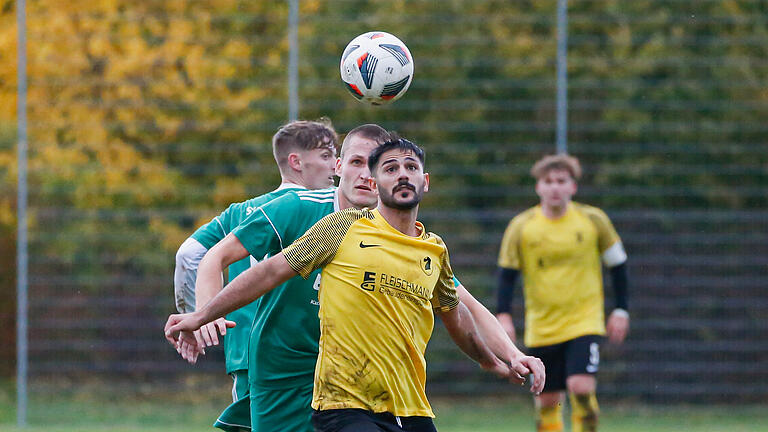 Den Ball im Visier haben (von links) Marvin Schäfer vom SV Kürnach und Giebelstadts Kerim Semiz. Den Ball im Visier haben (von links) Marvin Schäfer vom SV Kürnach und Giebelstadts Kerim Semiz.