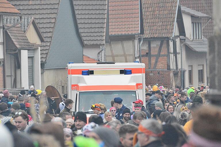 Mitten drin im Faschingsrummel von Aubstadt der Rettungswagen des BRK Rhön-Grabfeld.