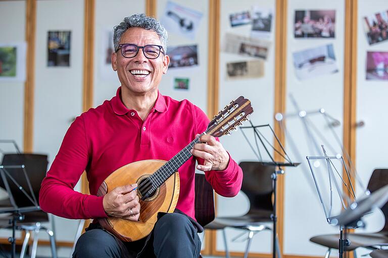 José Antonio Zambrano an der Mandoline, die in Südamerika eine große Tradition hat. José Antonio Zambrano an der Mandoline, die in Südamerika eine große Tradition hat. 