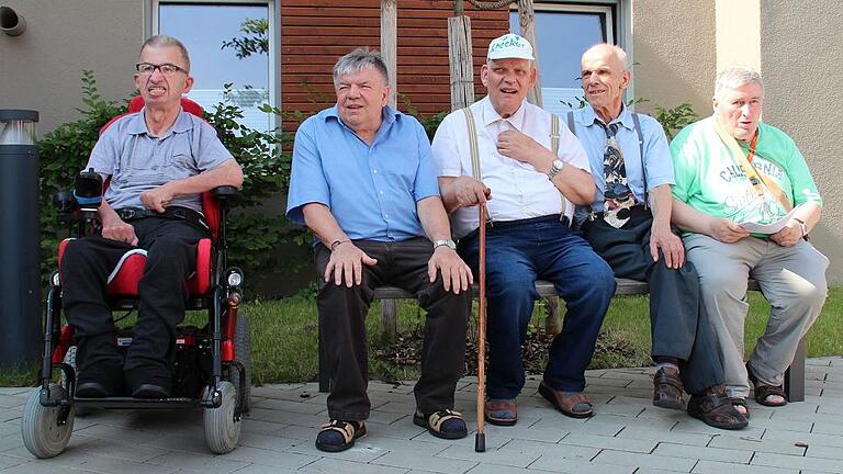 Sie leben seit 50 Jahren in Wohngruppen der Rummelsberger Diakonie in der Region Haßberge (von links): Jürgen Biehl, Herbert Fischer, Joachim Gerdes, Gerhard Kreiner und Walter Entner. Auf dem Foto fehlt Walter Madewitz.