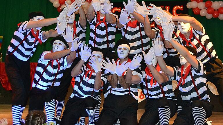 Das Männerballett schenkte den Hausener Narren sein Herz.