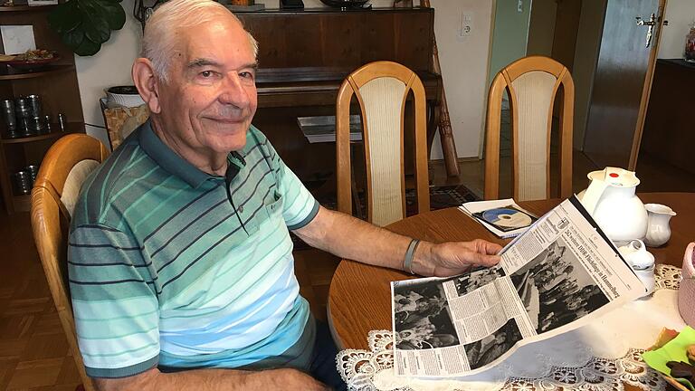 Wolf-Dieter Bogner (81) erinnert sich beim Betrachten von Zeitungsausschnitten lebhaft an das Eintreffen von DDR-Flüchtlingen in der General-Heusinger-Kaserne.
