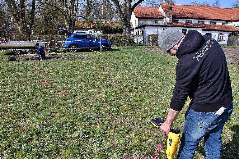 Für den Einsatz des Gerätes muss eine Grube ausgebaggert werden, die den Maßen angepasst ist. Dann kann man es einrichten, den Bohrkopf einstellen und los legen. Für den Einsatz des Gerätes muss eine Grube ausgebaggert werden, die den Maßen angepasst ist. Dann kann man es einrichten, den Bohrkopf einstellen und los legen.