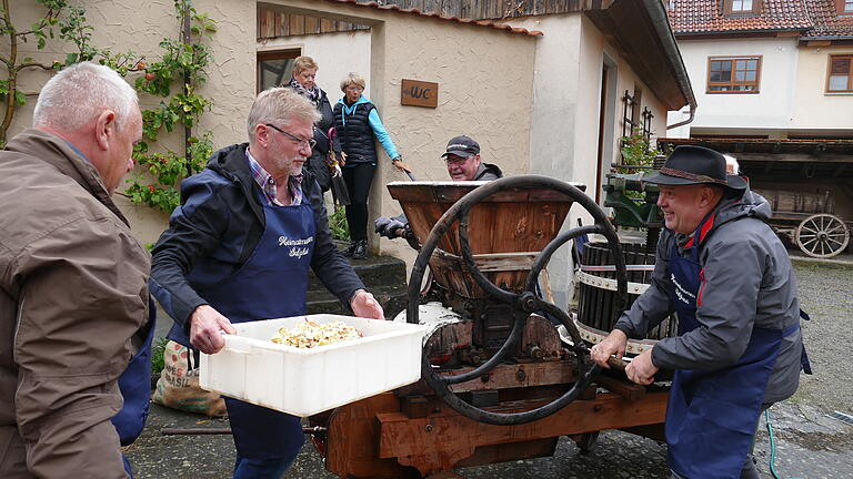 Keltern nach alter Väter Sitte: im Fronhof drehten Thomas Dietz, Rainer Proß, Klaus Trapp und Hartwig Buß am Rad und zauberten mit Muskelkraft leckeren Apfelsaft.