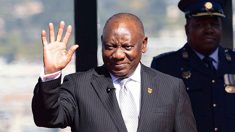 Präsident Ramaphosa hat das neue Kabinett bekanntgegeben. - Südafrika hat ein neues Kabinett. Der ANC von Präsident Cyril Ramaphosa behält 20 von 32 Ministerposten. Präsident Ramaphosa hat das neue Kabinett bekanntgegeben. - Südafrika hat ein neues Kabinett. Der ANC von Präsident Cyril Ramaphosa behält 20 von 32 Ministerposten.