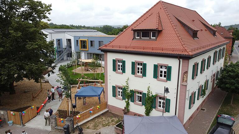 Auch dank des durch einen Bürgerentscheid erhalten gebliebenen und in das Gesamtprojekt integrierte ehemalige Schwesternhaus entstand durch die Sanierung und Erweiterung des Kinderhauses Blauland eine neue Dimension der gesetzlich geforderten Kinderbetreuungsplätze. Auch dank des durch einen Bürgerentscheid erhalten gebliebenen und in das Gesamtprojekt integrierte ehemalige Schwesternhaus entstand durch die Sanierung und Erweiterung des Kinderhauses Blauland eine neue Dimension der gesetzlich geforderten Kinderbetreuungsplätze.