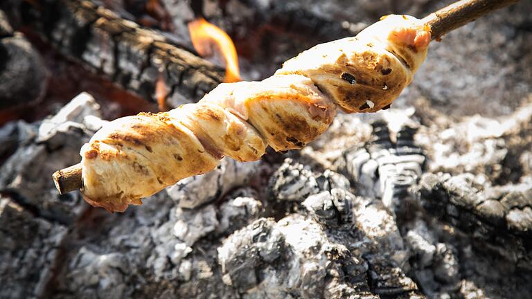 Stockbrot mit Röstzwiebel-Bacon-Teig       -  Richtig herzhaft wird das Stockbrot mit Röstzwiebeln und Bacon im Hefeteig.