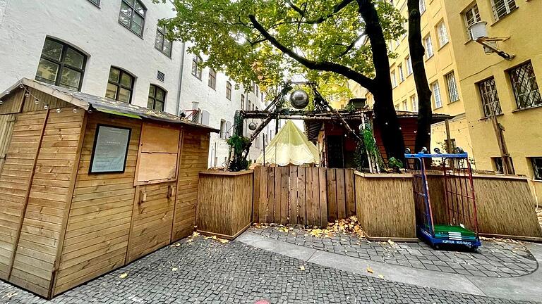 Noch tummeln sich im Innenhof des &quot;Alten Hof&quot; in München verwitterte Holzbuden. Im kommenden Jahr soll sich das jedoch ändern.