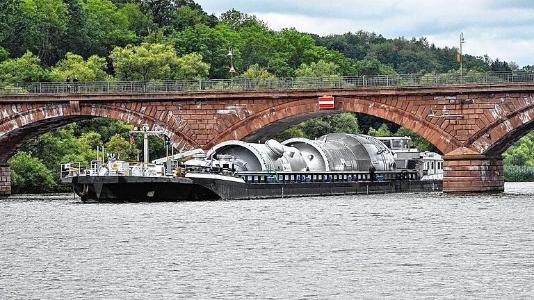 Die Marktheidenfelder Bürgerinitiative &bdquo;Mainbrücke retten&ldquo; sammelt eifrig Unterschriften. Sie kämpft damit gegen die Pläne der Wasserstraßen- und Schifffahrtsverwaltung des Bundes, die die Durchfahrt für Schiffe verbreitern und dazu den mittleren Brückenbogen entfernen will. Auch der Stadtrat lehnt dies ab.