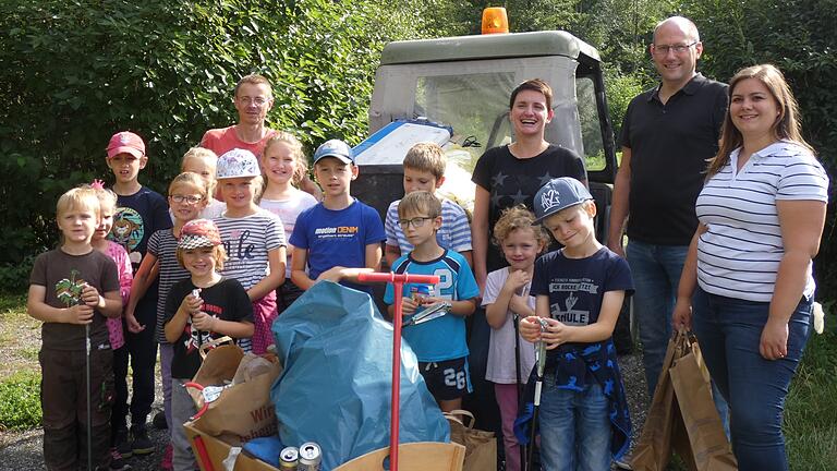 Nach getaner Arbeit ist man über das Erreichte sehr froh. Der kleine Unimog ist jedenfalls schon zum zweiten Mal vollgeladen. Im Bild ab rechts Jasmin Muhr, 3. Bürgermeister Frank Vetter, Evi Stäblein und Joachim Bauer