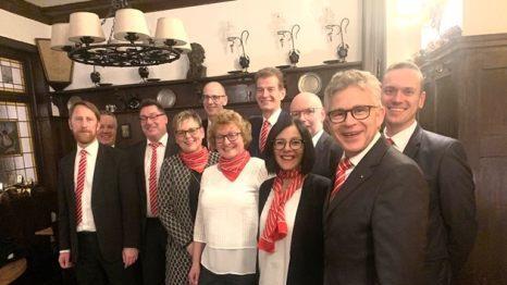 Unser Bild zeigt (von rechts) den Vorstandsvorsitzenden Roland Friedrich, Maria Pesce-Metz, Helmtrud Bauer, Petra Vogler, Fred Beck, Marco Dietz, Marius Saar, Mario Götz, Horst Neder, Vorstandsmitglied Michael Rendl und Klaus Holzapfel. Foto: Elke Körner       -  Unser Bild zeigt (von rechts) den Vorstandsvorsitzenden Roland Friedrich, Maria Pesce-Metz, Helmtrud Bauer, Petra Vogler, Fred Beck, Marco Dietz, Marius Saar, Mario Götz, Horst Neder, Vorstandsmitglied Michael Rendl und Klaus Holzapfel. Foto: Elke Körner