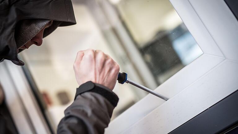 Ein Einbrecher (Symbolbild) gelangte durch ein Fenster in ein Elektrogeschäft im Maintal. Die anschließende Flucht lief allerdings nicht so, wie er es geplant hatte.