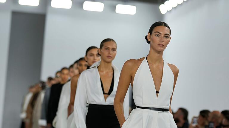 Fashion Week in Mailand - Max Mara       -  Klare Formen und neutrale Farben prägen die neue Mode von Max Mara.