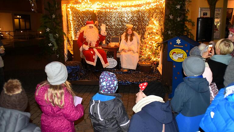 Weihnachtsmann und Christkind nahmen im Weihnachtspostamt in Uffenheim die Wunschpost der Kinder entgegen.