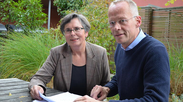Burkhard Hose und Eva Peteler vom Flüchtlingsrat fordern einen würdigen Umgang mit Geflüchteten. Burkhard Hose und Eva Peteler vom Flüchtlingsrat fordern einen würdigen Umgang mit Geflüchteten.