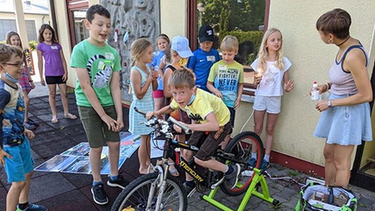 Schülerinnen und Schüler der 3. Jahrgangsstufe&nbsp; der Grundschule Bütthard an der Station „Strom“.