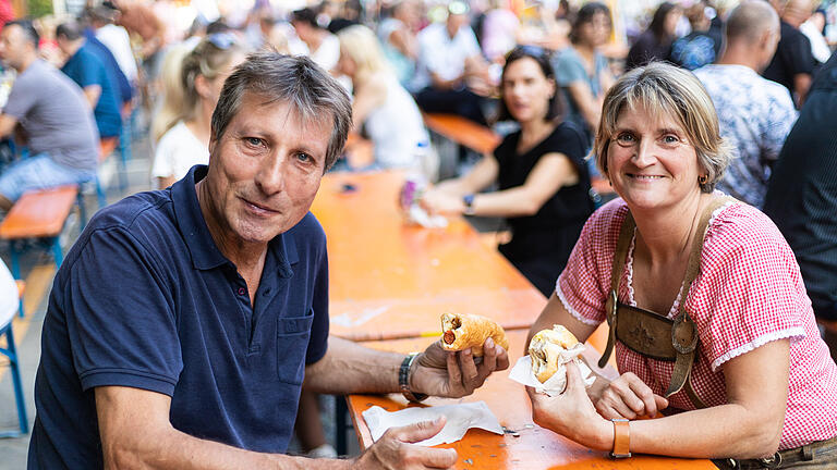 Am letzten Tag des Volkacher Weinfests herrscht ausgelassene Stimmung bei Wein, Bier, Speisen und Live-Musik.