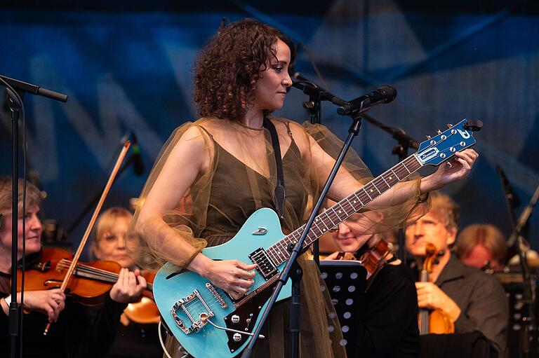 Toller Gesang und harmonische Arrangements zum Hafensommer-Auftakt: Gaby Moreno bei der Classic Night am Freitag mit dem Philharmonischen Orchester Würzburg.&nbsp;