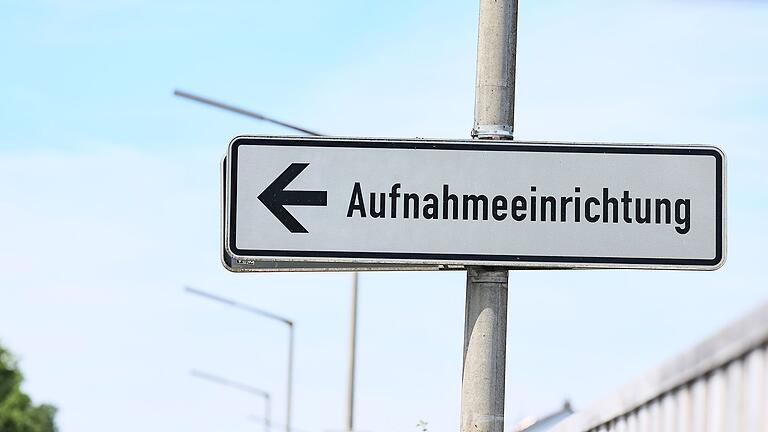 Migration       -  Flüchtlinge können finanzielle Hilfe erhalten, wenn sie Deutschland freiwillig wieder verlassen. Bis Ende Oktober machten 1.803 Menschen in Bayern von dieser Möglichkeit Gebrauch. (Symbolbild)