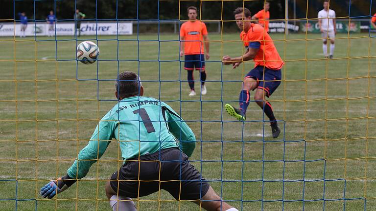 ASV-Torwart Matthias Schmelzeisen ahnt die richtige Ecke, kommt aber nicht mehr an den Ball: Der SG-Kapitän Philipp Keßler trifft vom Punkt zum 2:1.