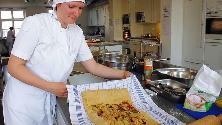 Jasmin Jörg versucht sich an einem hausgemachten Apfelstrudel aus regionalen Produkten. (Die Aufnahme entstand vor der Corona-Krise.)