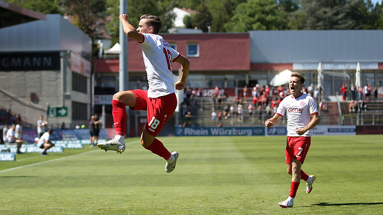 Torschütze Maximilian Zaiser (vorne) und Thomas Haas bejubeln den ersten Treffer des Nachmittag. am Ende besiegten die Würzburger Kickers die SpVgg Ansbach mit 7:1.