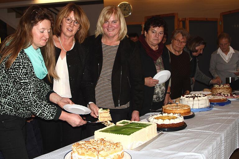 Bei der Eröffnung des Kuchen- und Tortenbüffets (von links) Kreisbäuerin Petra Grimmer, Kreisbäuerin Cäcilie Werner mit der stellvertretenden Landesbäuerin Christine Reitelshöfer