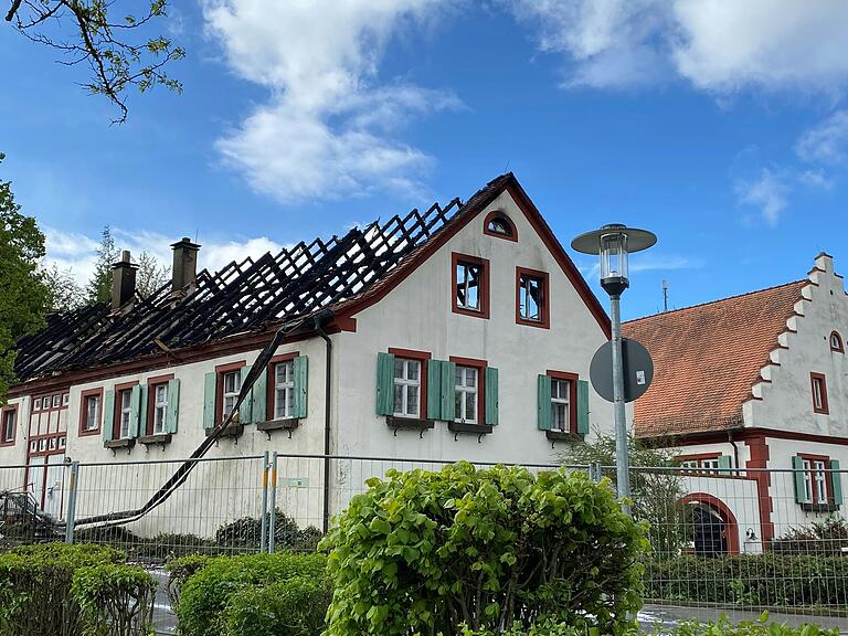 Am Dienstagmorgen ist das Feuer gelöscht. Von Dachstuhl steht nur noch verkohltes Gerippe.&nbsp;