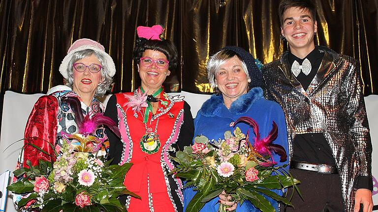 Tolle Stimmung beim Pfarreifasching in Knetzgau       -  Tanzakrobatik, Sketche, Wort- und Liedbeiträge begeisterten bei den beiden Veranstaltungen beim Pfarreifasching in Knetzgau. Sandra Koppitz führte mit Dominik Betz durch den Abend. Für die Musik sorgte Lorenz Eirich. Das Vorbereitungsteam um Sandra Koppitz, Dagmar Schnös, Sabine Liebler, Annerose Simon und Heidi Merz mimten auf der Bühne lustige Witwen. Höhepunkte waren die Auftritte von Sabine Lieber sowie von Annerose Simon und Heidi Merz (Bild). In diesem Jahr stand das Duo zum 25. Mal auf der Bühne. Robert Beetz trat als Nachtwächter auf. Für Lacher sorgte Maria Wirth als Stewardess unter Anleitung von Dagmar Schnös. Eine Wallfahrtsgruppe aus Roland Mäder, Klaus Glück, Wolfgang Merz, Robert Beetz, Berthold Götz, Franz Paulus, Toni Schnös, Louis Faust und Ulrich Schnös pilgerte in die Rhön. Die Ministranten mimten das Supertalent. In der Jury saßen Dominik Betz, Christin Betz und Fabian Wirth. Als Sängerin traten Jana Gebhardt und die Tänzerinnen Milla Döpfner, Lilli Kretzer und Alisa Kneuer auf. Als Harry Potter verzauberten Noah Raab und Paul Wissmüller das Publikum. Als Dennis Schläger rockte Lukas Klauer mit Unterstützung von Cordula Grün (Leonie Klauer) und dem Gitarristen Philip Gebhardt. Für Lacher sorgte Pedi Gree (Anne-Sophie Heueck) mit ihren Hunden Hot (Lena Großkopf) und Dog (Jule Koppitz). Im Einsatz waren Nina Petri und Lea Raab (Kamerateam) sowie Franziska Seufert und Aaron Petri. Maximilian Schenk, Anette Kneuer, Sebastian Jäger und Kristina Weinkauf studierten die Nummer ein, Johannes Dumrauf legte passende Musik auf. Weitere Bilder unter www.mainpost.de/hassberge.  (cr)