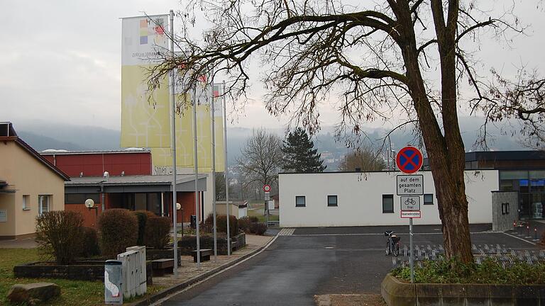 Zahlreiche Synergie-Effekte verspricht sich der Landkreis davon, dass Gymnasium und Realschule langfristig auf dem geplanten Schulcampus vereint sind. Die Kinder hätten es dann beispielsweise nicht weit zum Sportzentrum und zum Schwimmbad (rechts im Bild).