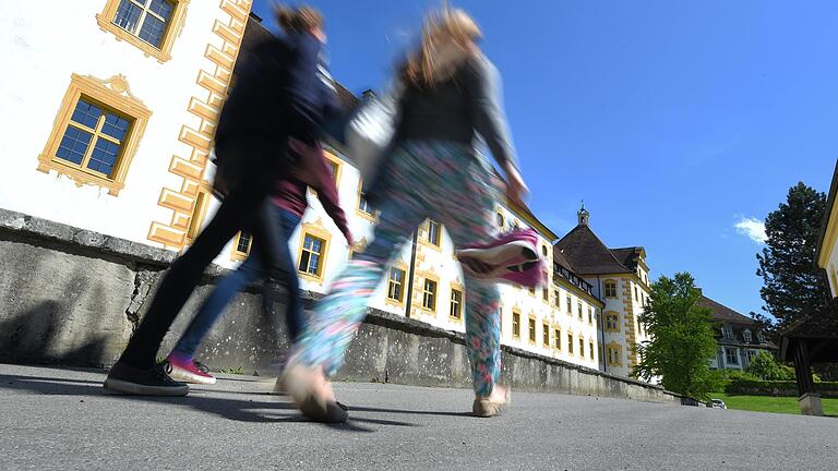 Auch in den beiden Internaten im Landkreis Kitzingen hat sich durch Corona einiges verändert. Lange Zeit waren gemeinsame Spaziergänge, wie hier auf dem Symbolfoto, nicht möglich – denn auch die Internate mussten vorübergehend schließen.