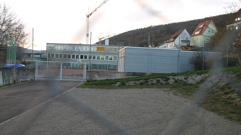 Container als Ausweichquartier für das Gemündener Friedrich-List-Gymnasium auf einem Hartplatz hinter der Schule.