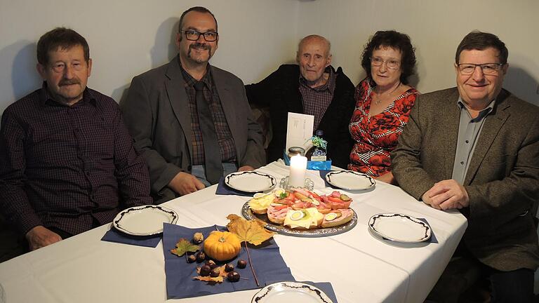 Georg Fleischmann feierte im Kreise seiner Freunde Helmut Sauer (links) und Luise Reichert seinen 100. Geburtstag. Dem Dorfältesten mit robuster Gesundheit gratulierten auch Stockheims Bürgermeister Martin Link (Zweiter von links) und der stellvertretende Landrat Josef Demar (rechts).