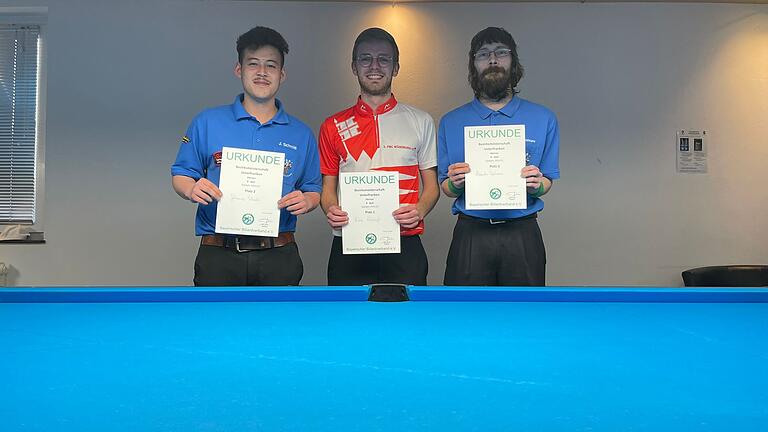 Herren Bezirksmeisterschaft 9-Ball (v.l.): 2. Johannes Schmitt (BC Aschaffenburg), 1. Lukas Lubczyk (1. PBC Würzburg/KT), 3. Alexander Spielmann (BC Aschaffenburg). Herren Bezirksmeisterschaft 9-Ball (v.l.): 2. Johannes Schmitt (BC Aschaffenburg), 1. Lukas Lubczyk (1. PBC Würzburg/KT), 3. Alexander Spielmann (BC Aschaffenburg).