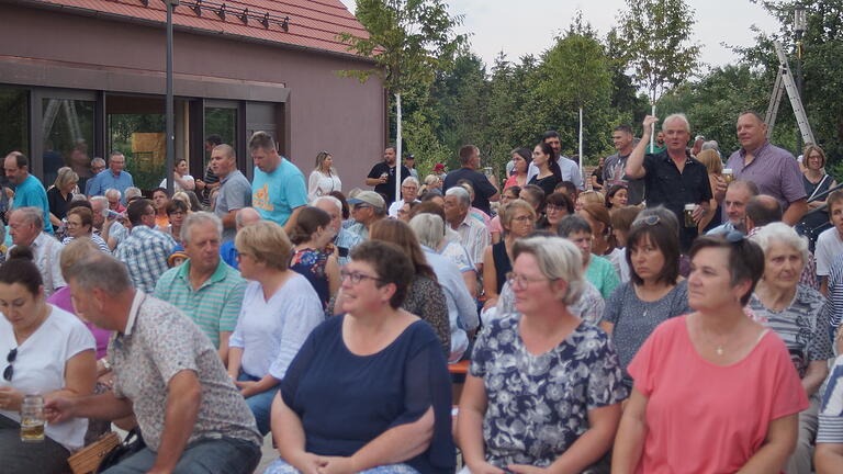 Anlässlich der Segnung des neuen Dorfgemeinschaftshauses in Esselbach fand in dem Ort ein Fest-Wochenende mit 'Großem Zapfenstreich', Sternmarsch durch die Gemeinde und Seefest statt.