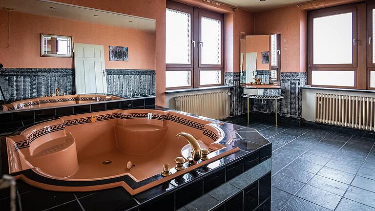 Das Bad im ersten Stock mit Whirlpool und goldenen Armaturen ist noch in Gänze erhalten. Das Bad im ersten Stock mit Whirlpool und goldenen Armaturen ist noch in Gänze erhalten.