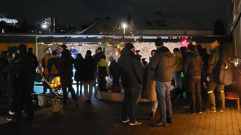 Einen zauberhaften Abend durften die Kindergartenfamilien in der Vorweihnachtszeit erleben. Der wunderschön dekorierte Innenhof lud mit Kerzenschein, Lichterketten und Feuerschale zum geselligen Beisammensein ein. Für die abendliche Adventsstimmung sorgten auch die gemeinsam gesungenen Lieder, die musikalisch von Eltern und Mitarbeiter mit Saxofon, Trompete, Tenorhorn und Gitarre begleitet wurden. Eine Mitmachgeschichte zauberte allen Anwesenden ein Lachen ins Gesicht. Bei Kinderpunsch, Glühwein und zahlreichen Leckereien, die von den Eltern mitgebracht wurden, entstanden tolle Gespräche und eine angenehme Wohlfühlatmosphäre. Er war ein rundum gelungener Abend.