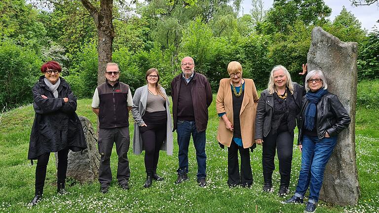 Die Schweinfurter Autorengruppe SAG (von links): Johanna Bonengel, Joachim Engel, Anika Grosch, Hanns Peter Zwißler, Renate Eckert, Almut Heusinger-Zuber und Linde Unrein (auf dem Foto fehlen Günter Hein und Peter Hub).