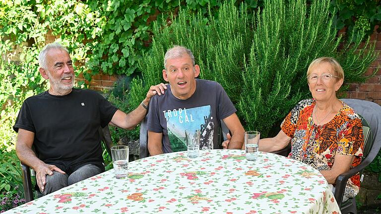 Entspanntes Trio: Im Sommer spielt sich bei den Mauls ein Großteil des Familienlebens im Garten ab. Entspanntes Trio: Im Sommer spielt sich bei den Mauls ein Großteil des Familienlebens im Garten ab.