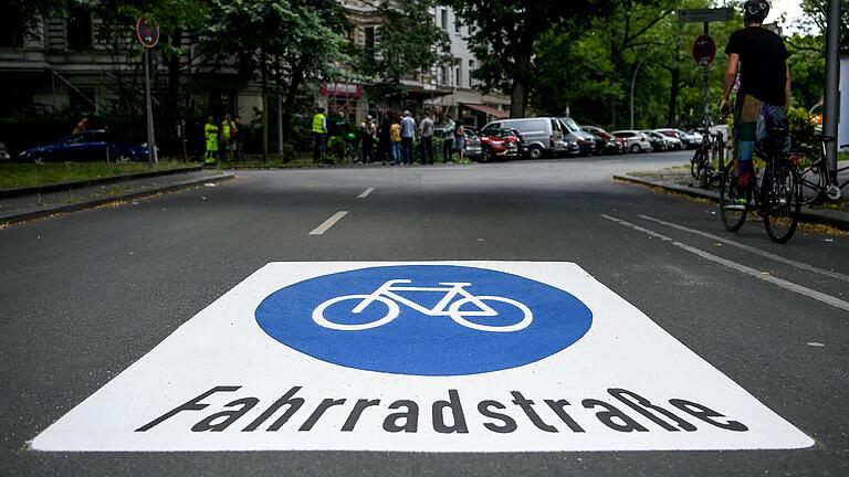 So wie auf diesem Symbolbild aus Berlin wird auch die neue Fahrradstraße in der Schweinfurter Gustav-Heusinger-Straße eindeutig gekennzeichnet, so dass Radler und Autofahrer wissen, womit man rechnen muss.