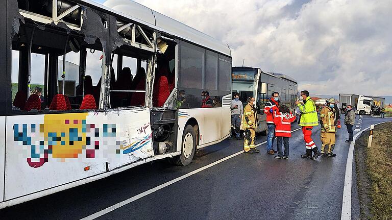 Acht Kinder, die sich auf dem Heimweg von der Hofheimer Grund- und Mittelschule befanden, zogen sich im Bus Verletzungen zu.