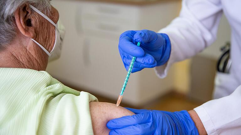 Eine Allgemeinmedizinerin impft in ihrer Praxis eine Patientin gegen das Coronavirus. Eine Allgemeinmedizinerin impft in ihrer Praxis eine Patientin gegen das Coronavirus.