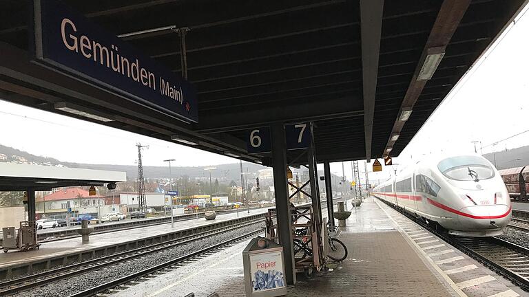 Fernzüge auf der Regionalstrecke, hier ein ICE im Bahnhof Gemünden, sorgen für Zugausfälle – und das in der Zeit des 9-Euro-Tickets (Archivbild).