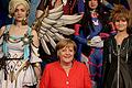 Eröffnung  Gamescom       -  Bundeskanzlerin Angela Merkel eröffnete die Computerspielemesse Gamescom in Köln. Das Bild zeigt die Kanzlerin mit Cosplayern.