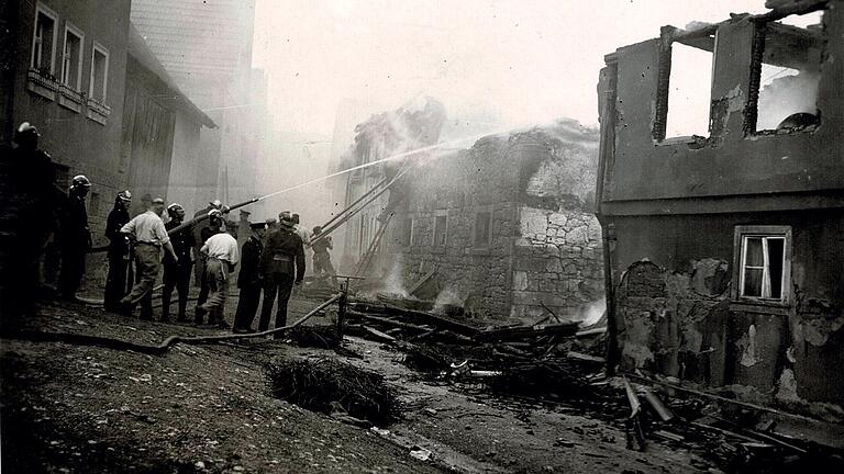 Großbrand in Fladungen im Jahr 1938: Bei den Löscharbeiten waren Männer aus vielen umliegenden Lagern des Reichsarbeitsdienstes beteiligt.